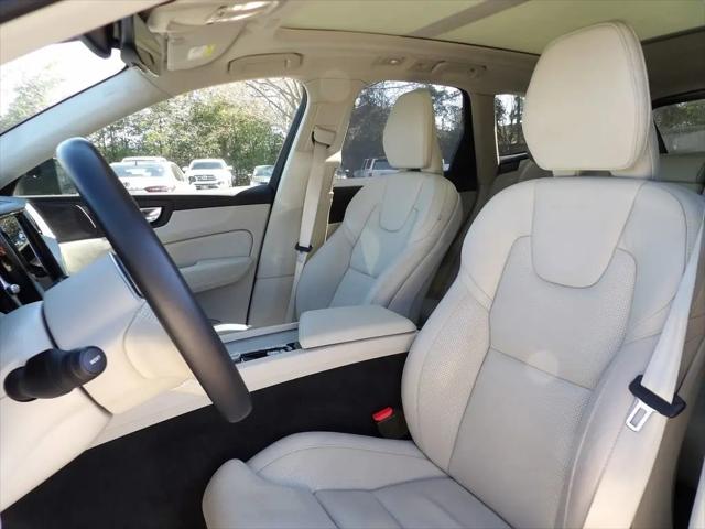 2023 Volvo XC60 B5 Ultimate Dark Theme