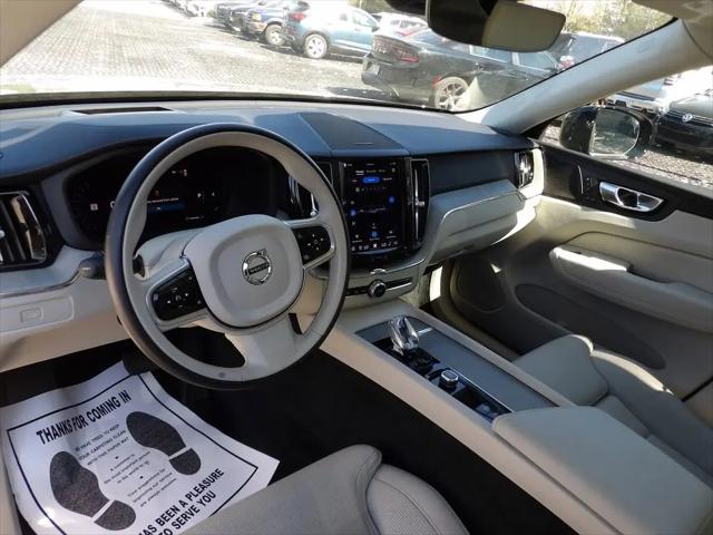 2023 Volvo XC60 B5 Ultimate Dark Theme