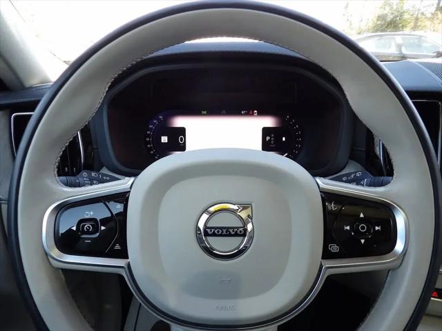2023 Volvo XC60 B5 Ultimate Dark Theme