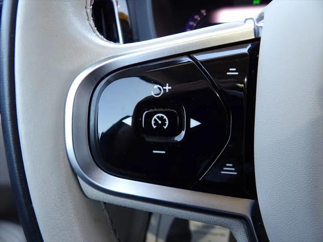2023 Volvo XC60 B5 Ultimate Dark Theme