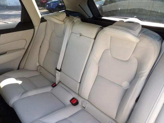 2023 Volvo XC60 B5 Ultimate Dark Theme