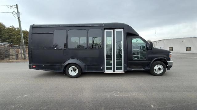 2022 Ford E-350 Cutaway Base
