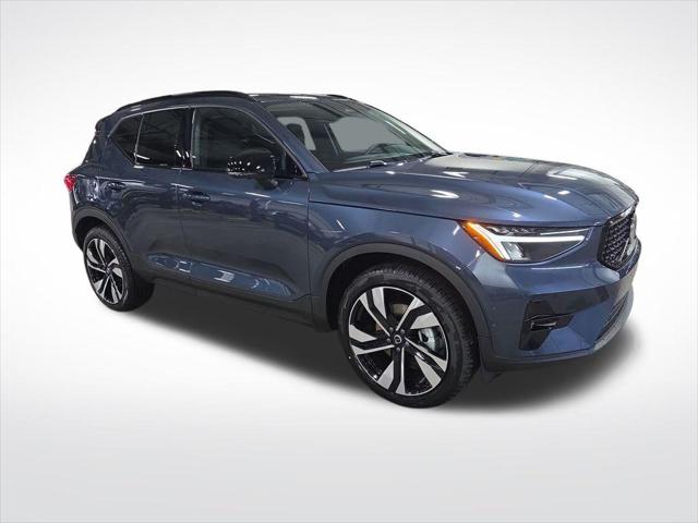 2026 Volvo XC40 Plus, B5 AWD Gas (mild hybrid), Dark