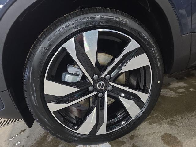 2026 Volvo XC40 Plus, B5 AWD Gas (mild hybrid), Dark