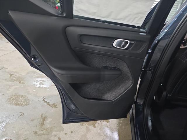 2026 Volvo XC40 Plus, B5 AWD Gas (mild hybrid), Dark
