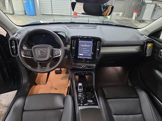 2026 Volvo XC40 Plus, B5 AWD Gas (mild hybrid), Dark