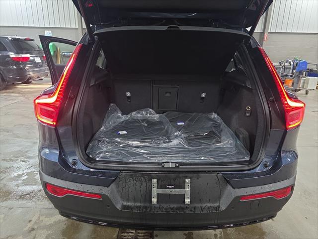 2026 Volvo XC40 Plus, B5 AWD Gas (mild hybrid), Dark