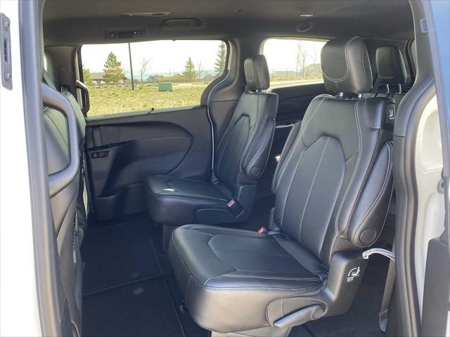 2026 Chrysler Pacifica Select AWD