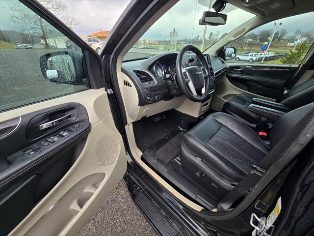 2014 Chrysler Town & Country Touring-L