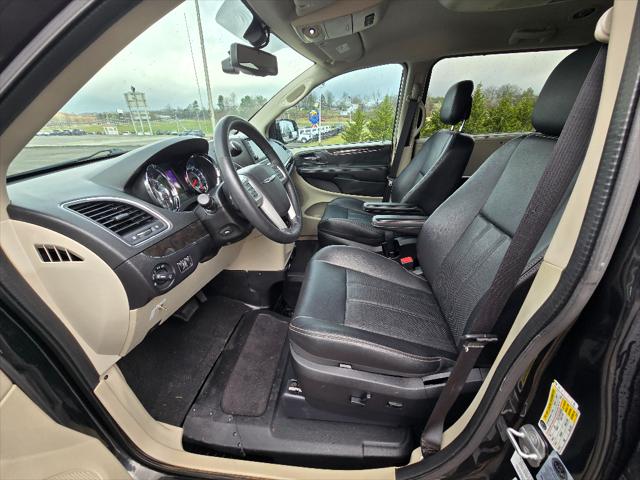 2014 Chrysler Town & Country Touring-L