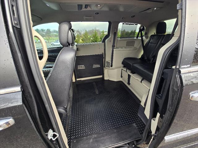 2014 Chrysler Town & Country Touring-L
