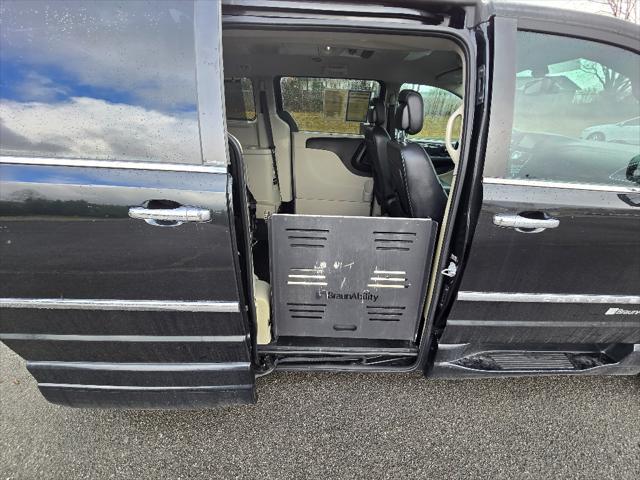 2014 Chrysler Town & Country Touring-L