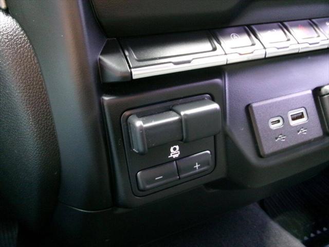2021 Chevrolet Silverado 1500 4WD Double Cab Standard Bed Custom
