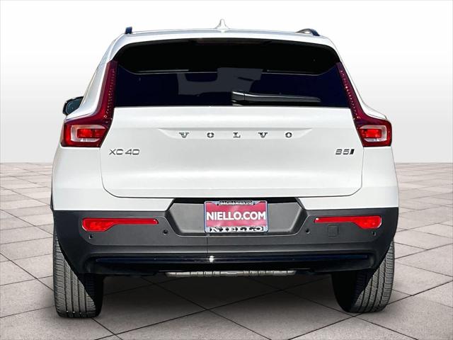 2026 Volvo XC40 Plus, B5 AWD Gas (mild hybrid), Dark