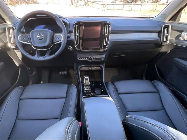 2026 Volvo XC40 Plus, B5 AWD Gas (mild hybrid), Dark