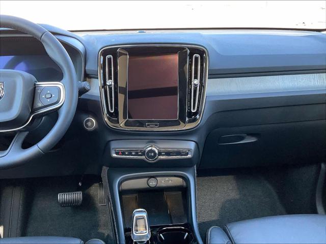 2026 Volvo XC40 Plus, B5 AWD Gas (mild hybrid), Dark