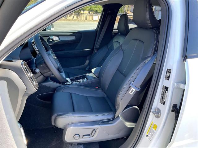 2026 Volvo XC40 Plus, B5 AWD Gas (mild hybrid), Dark
