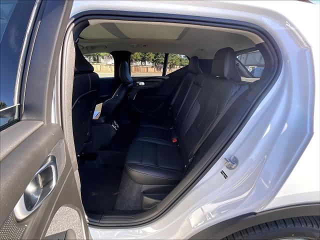2026 Volvo XC40 Plus, B5 AWD Gas (mild hybrid), Dark