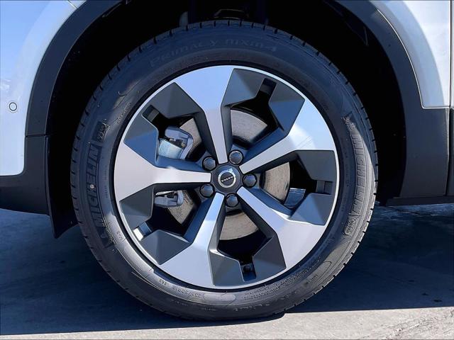 2026 Volvo XC40 Plus, B5 AWD Gas (mild hybrid), Dark