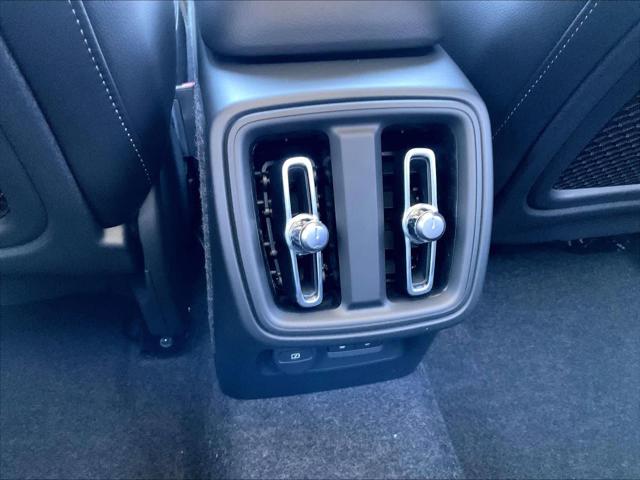 2026 Volvo XC40 Plus, B5 AWD Gas (mild hybrid), Dark