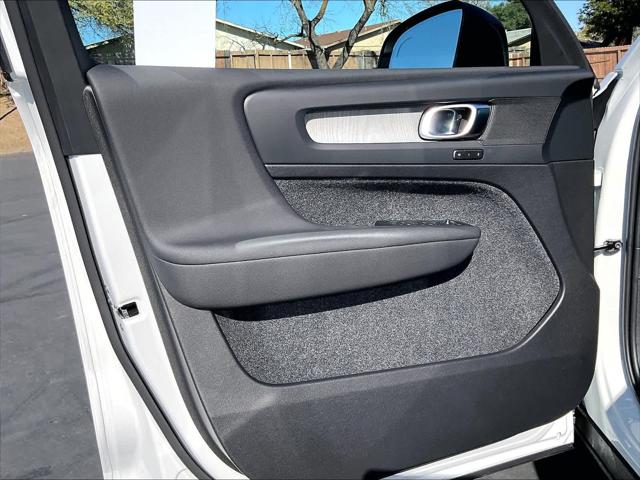 2026 Volvo XC40 Plus, B5 AWD Gas (mild hybrid), Dark