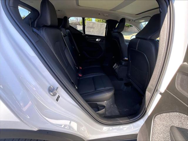2026 Volvo XC40 Plus, B5 AWD Gas (mild hybrid), Dark