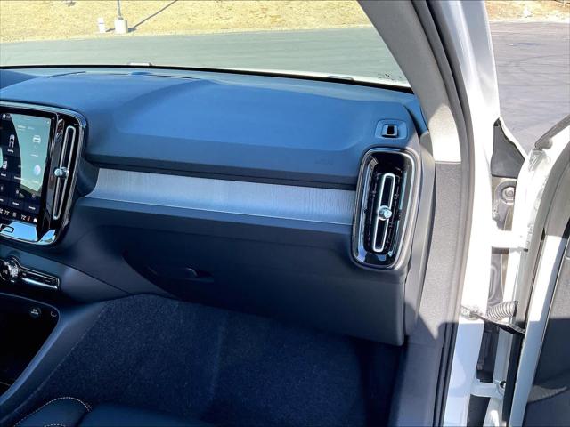 2026 Volvo XC40 Plus, B5 AWD Gas (mild hybrid), Dark