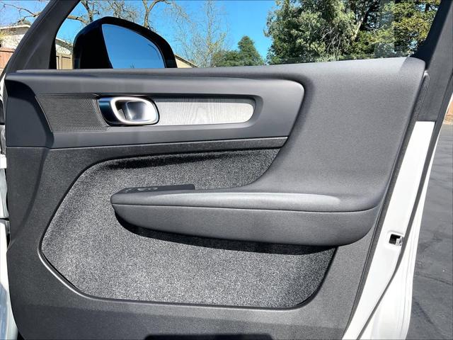 2026 Volvo XC40 Plus, B5 AWD Gas (mild hybrid), Dark