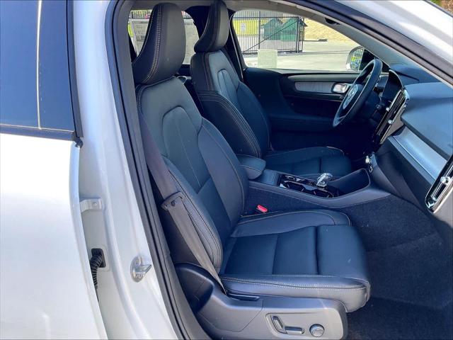 2026 Volvo XC40 Plus, B5 AWD Gas (mild hybrid), Dark