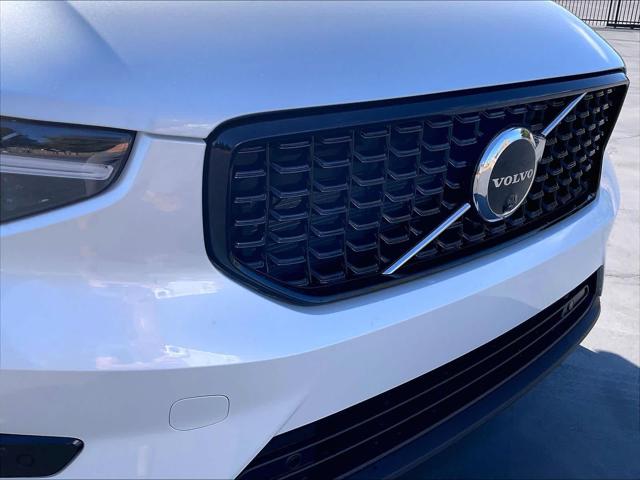 2026 Volvo XC40 Plus, B5 AWD Gas (mild hybrid), Dark