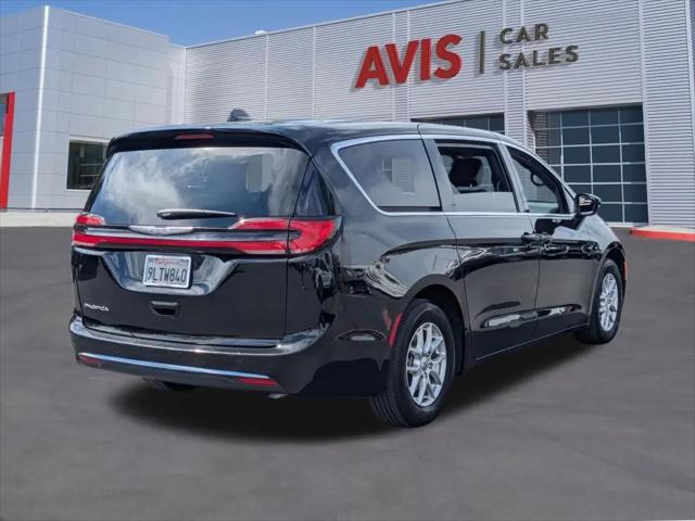 2025 Chrysler Pacifica Select