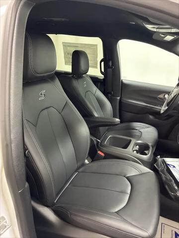 2026 Chrysler Pacifica Select AWD