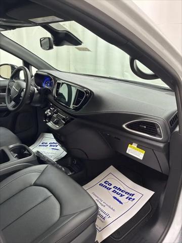 2026 Chrysler Pacifica Select AWD