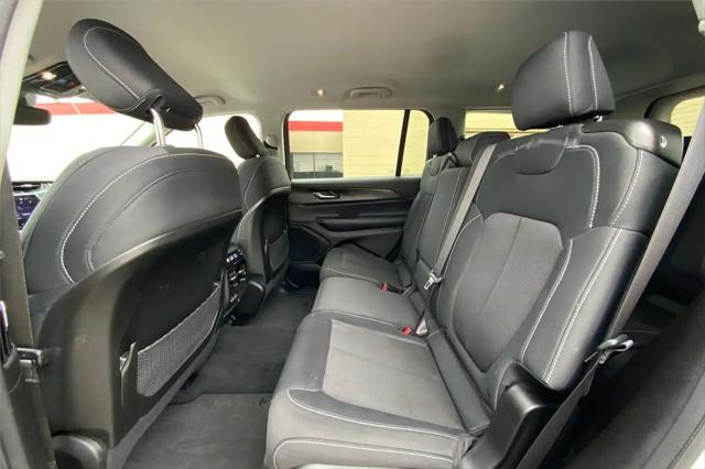 2023 Jeep Grand Cherokee L Laredo 4x4