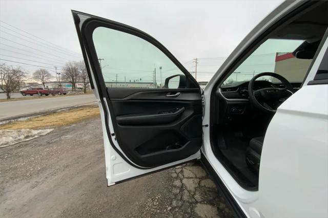 2023 Jeep Grand Cherokee L Laredo 4x4