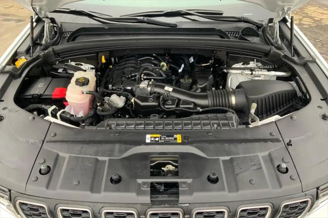 2023 Jeep Grand Cherokee L Laredo 4x4