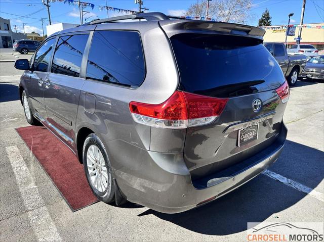 2011 Toyota Sienna XLE V6 Auto Access Seat