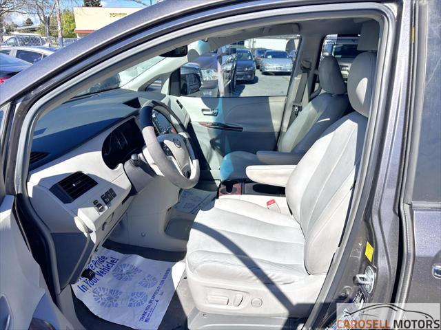 2011 Toyota Sienna XLE V6 Auto Access Seat