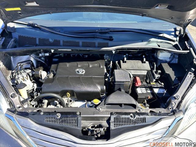 2011 Toyota Sienna XLE V6 Auto Access Seat