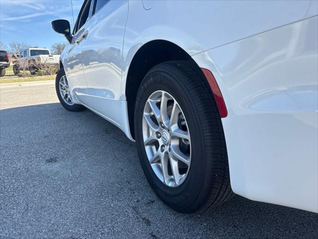 2026 Chrysler Pacifica Select