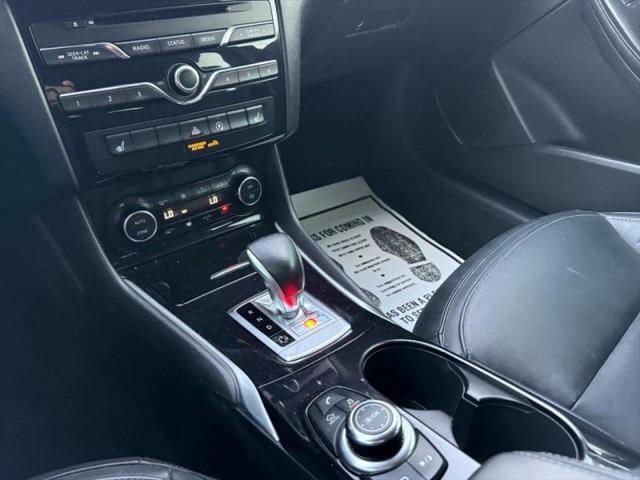 2017 INFINITI QX30 Luxury