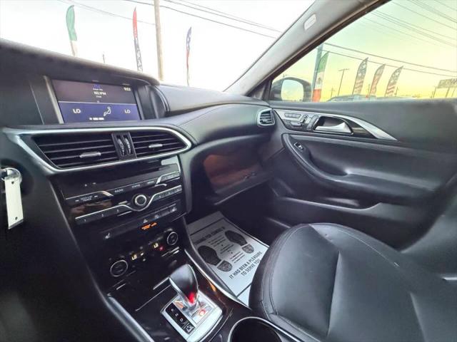2017 INFINITI QX30 Luxury