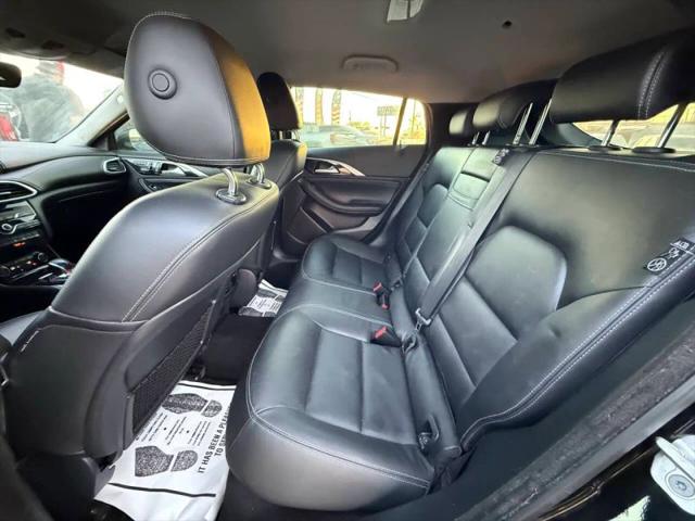 2017 INFINITI QX30 Luxury
