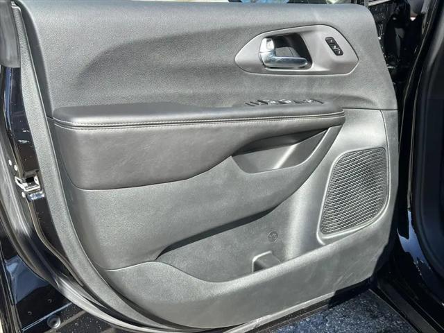 2026 Chrysler Pacifica Select AWD