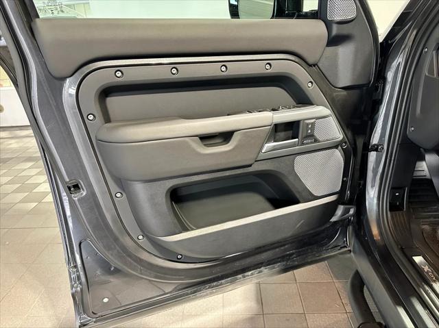 2024 Land Rover Defender 130 P400 X-Dynamic SE