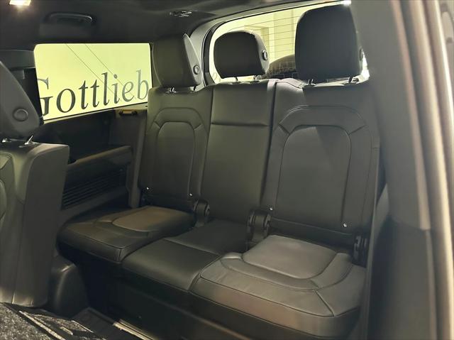 2024 Land Rover Defender 130 P400 X-Dynamic SE