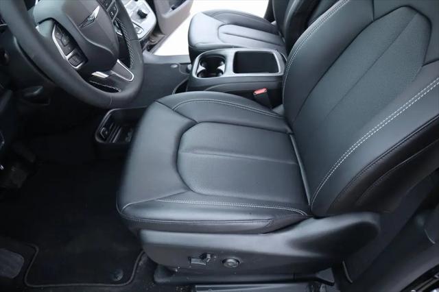 2026 Chrysler Pacifica Select AWD