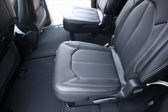 2026 Chrysler Pacifica Select AWD