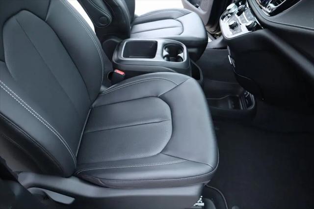 2026 Chrysler Pacifica Select AWD