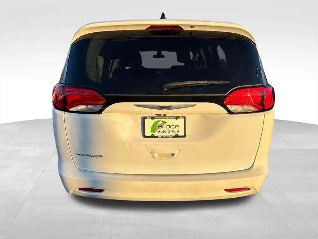 2022 Chrysler Voyager LX